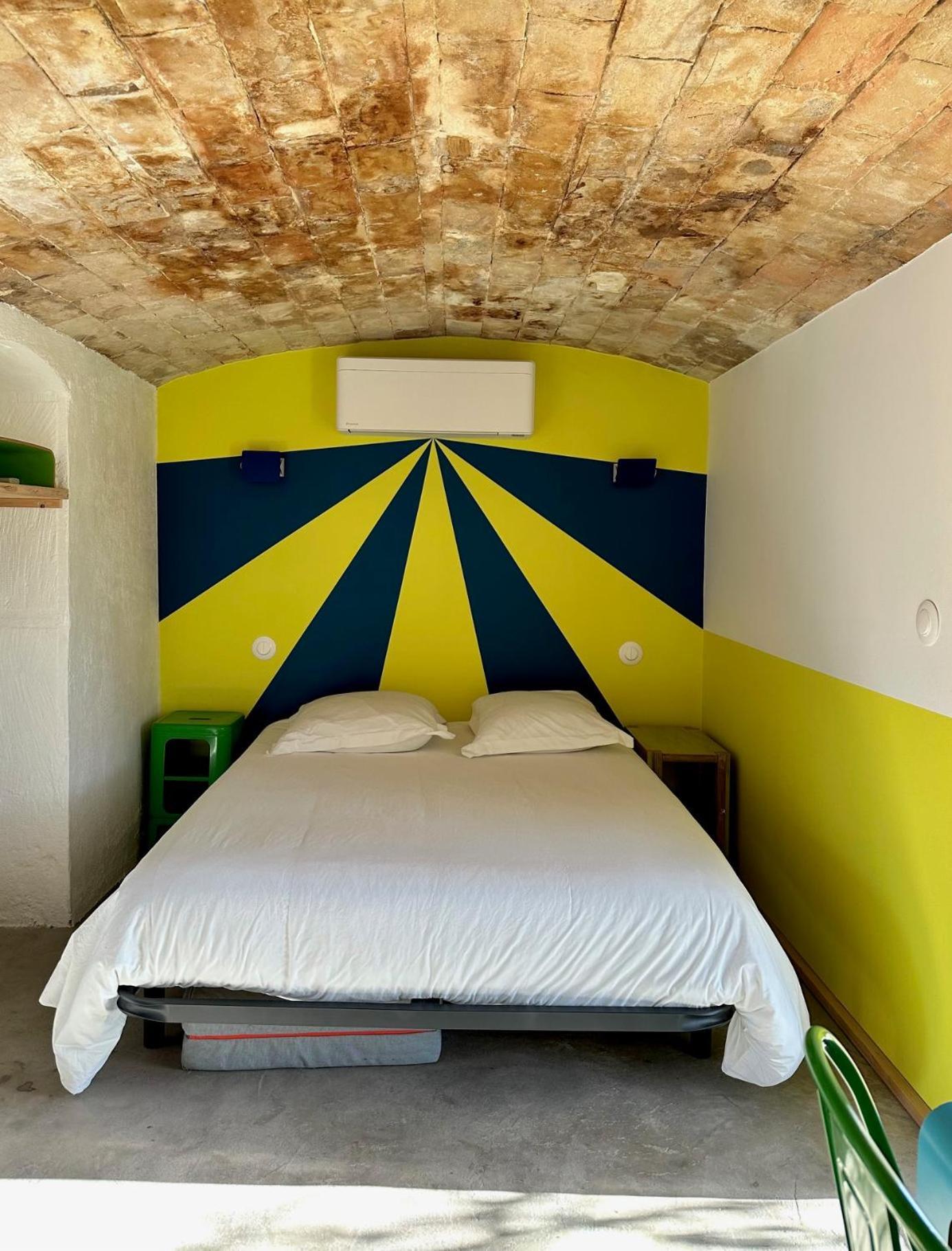 Domaine La Ferme Hi Bride Bed & Breakfast Villelaure Exterior foto